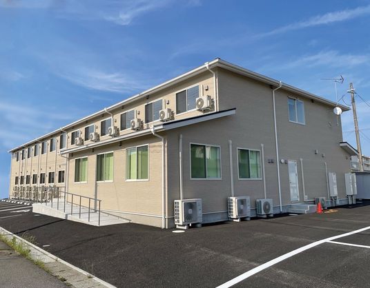 居室で笑顔の高齢者