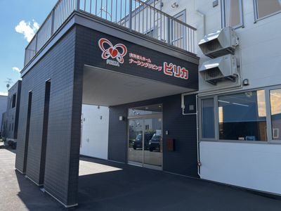 日差しが差し込む建物の入口