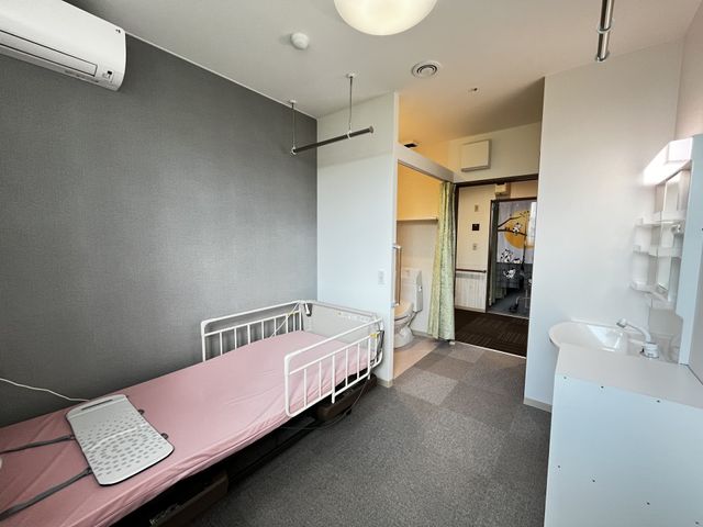ベッドと洗面台の居室 居室 明るい雰囲気の居室は、車椅子でも使いやすい洗面台が設置されています。リラックスして過ごせる空間です。