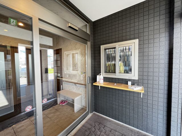 開放的なエントランス エントランス 広々とした入り口は、明るい雰囲気で訪問者を迎え入れます。出入りがしやすい設計です。