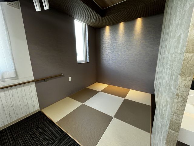 畳のある部屋 和室 自然光が入る落ち着いた和室です。畳のスペースでリラックスして働けます。