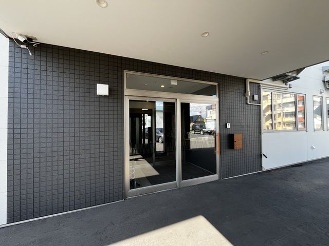 安全な出入り口の出入口 エントランス 広くて明るいエントランスです。スムーズな出入りが可能で、安心して利用できます。