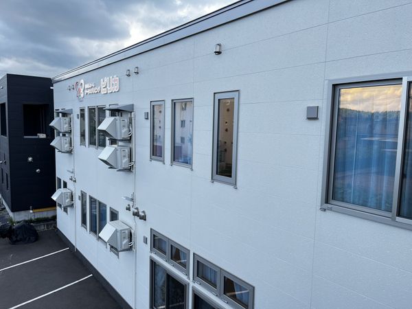 白い建物の外観