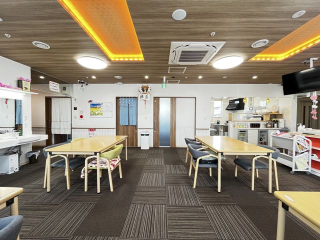 広々としたリビング リビング 自然光が心地よく差し込む明るい空間で、ゆったりとした空間が広がっています。