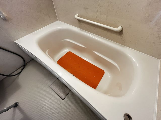 手すり付きの広々浴槽 浴室 介助に便利な手すりが設置されたバリアフリーなお風呂で、安全な入浴をサポートします。