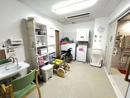 作業台と車椅子のある部屋