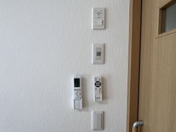 操作パネル付近の壁  