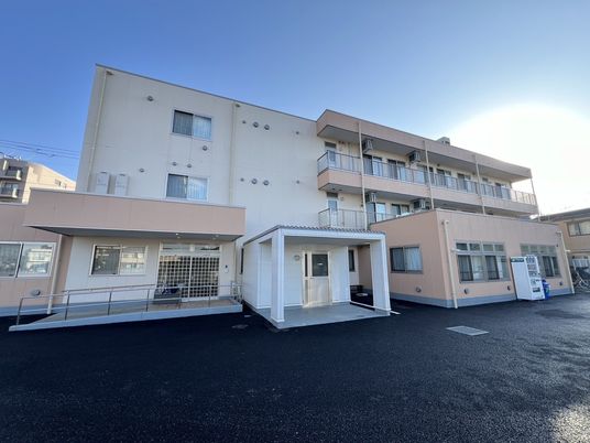 3階建ての建物の外観