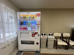 自動販売機と椅子のエリア