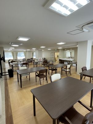 広々とした施設の食堂