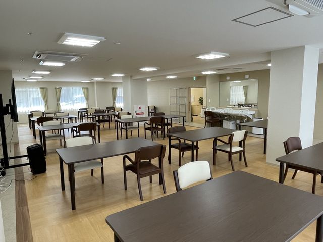 広々とした施設の食堂 ダイニング 木目調で落ち着いた雰囲気の食堂です。清潔感溢れる明るい空間で、入居者が食事をお楽しみになれます。