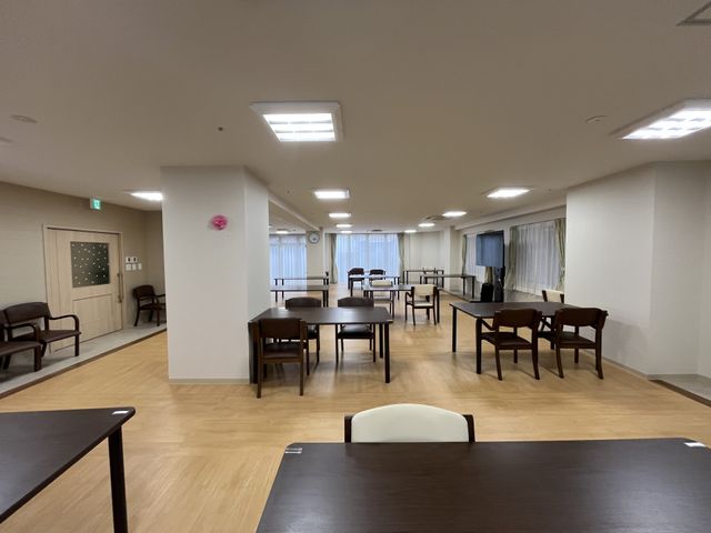 広々とした共有空間 ラウンジ 広々とした空間のラウンジです。自然光が差し込む明るい環境で働くことができます。