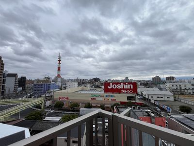 遠くの建物と街並み