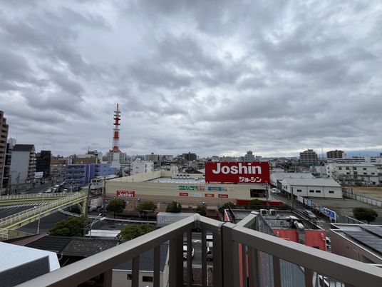 遠くの建物と街並み