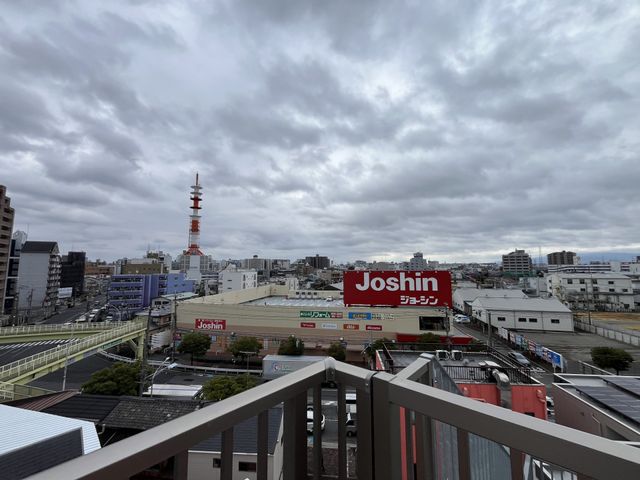 遠くの建物と街並み バルコニー 眼下に広がる市街地が一望できるスペースです。部屋からリラックスして景色を楽しめます。