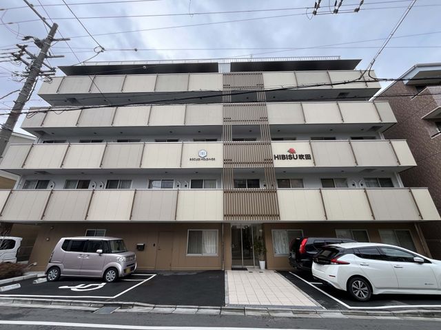 建物の外観 外観 車両が停められる駐車スペースがあり、ビルの入り口はシンプルでアクセスしやすい造りです。