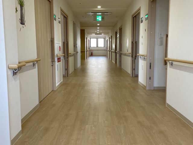 清潔な廊下の様子 通路 手すり付きで広々とした廊下は、明るく清潔感があり、ご利用者様の安全な移動が考慮されています。