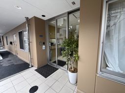 施設のエントランス