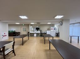 広々とした空間の食堂