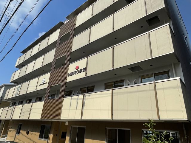多階層の建物外観 サービス 清潔感ある建物は、勤務環境としても気持ちの良いスタートを切ることができそうです。空と緑に囲まれ、明るい印象を与えています。