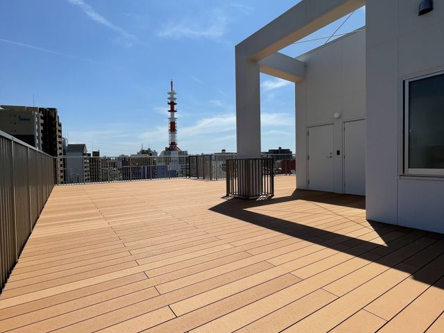 晴れた日の屋外テラス 屋上テラス 広々としたテラスは日当たりが良く、穏やかな時間が過ごせる場所です。屋外での憩いの場をお探しの方に適しています。