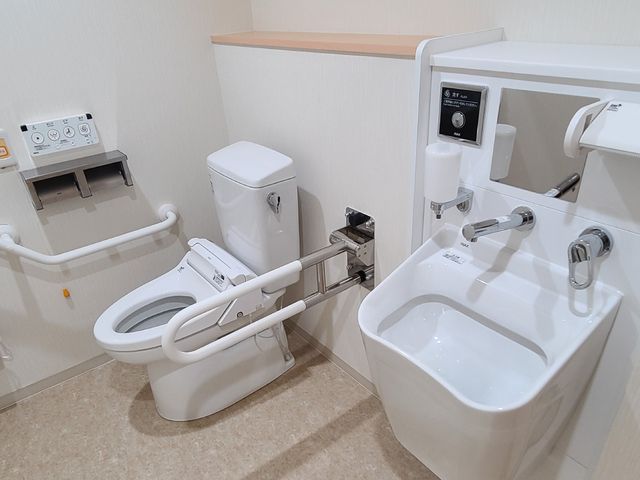 バリアフリートイレ 共有トイレ 安全かつ快適にご利用いただける、手すり付きの清潔なトイレ空間です。利用者の日常のサポートが行いやすいよう配慮がされています。