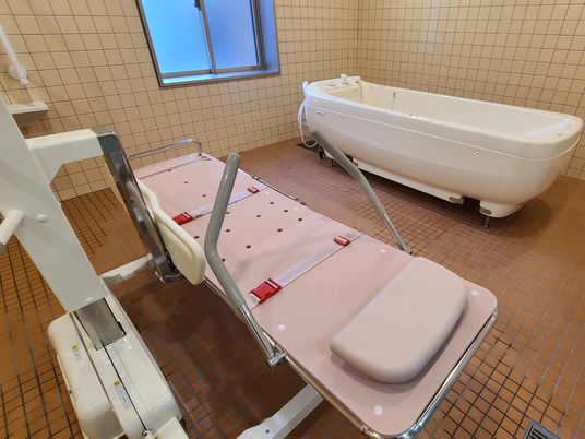 バリアフリー設計の浴室