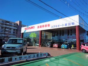 車が並ぶ店舗外観  