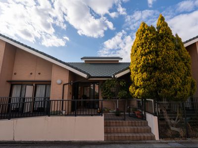 庭付きの建物外観