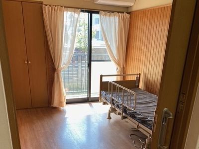 明るい個室の居室