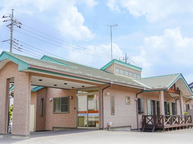 平屋の外観 外観 緑を基調とした屋根が目を引く落ち着いた雰囲気の建物です。開放的な空間が特徴です。