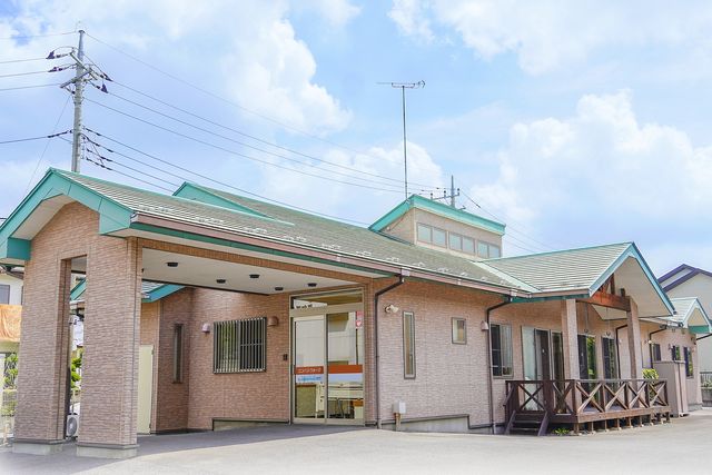 平屋の外観 外観 緑を基調とした屋根が目を引く落ち着いた雰囲気の建物です。開放的な空間が特徴です。