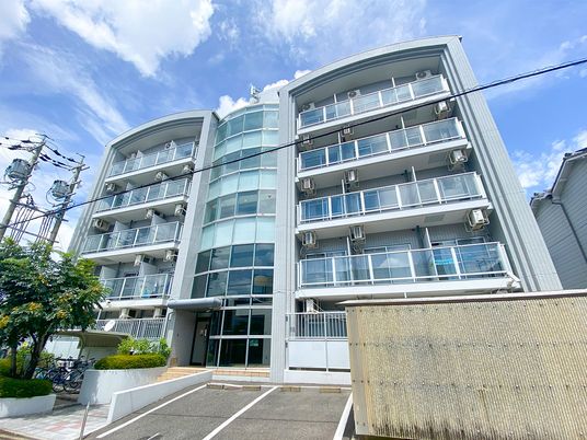 モダンな建物の外観