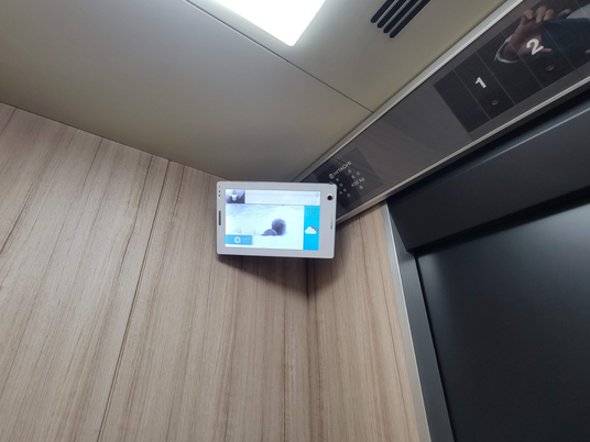 清潔感あるエレベーター設備