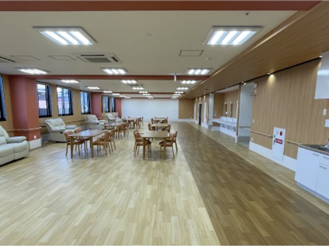 清潔感のある快適な食堂 ダイニングルーム 清潔で広々とした食堂で、利用者様のお食事のサポートをしませんか？やりがいのある職場です。