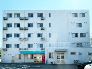 白い建物の外観
