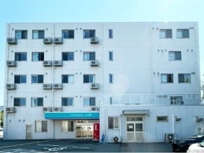 白い建物の外観