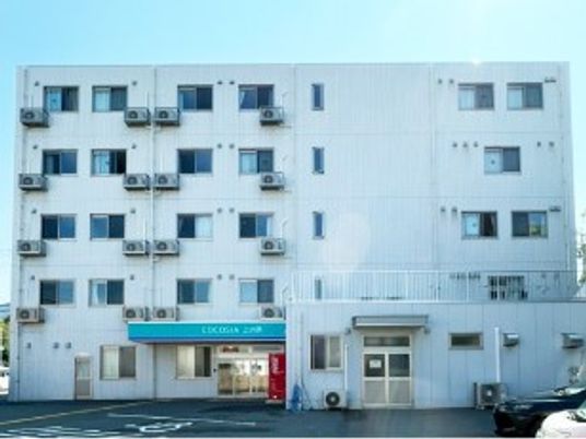 白い建物の外観