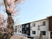 桜と建物外観  