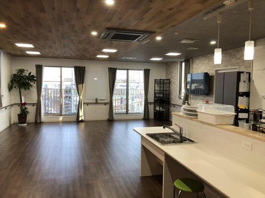 共用スペースの明るい居室