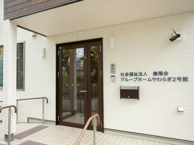 エントランスの明るい入口