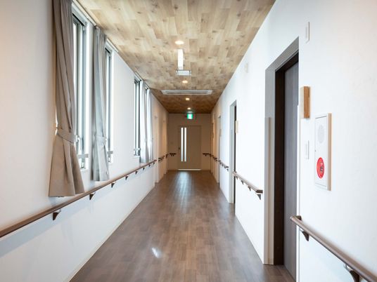 清潔な木調の廊下