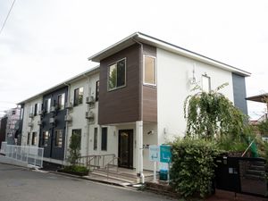 白と茶色の建物外観