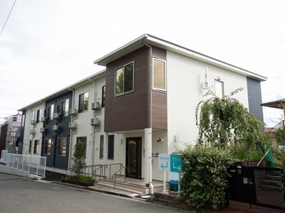 白と茶色の建物外観