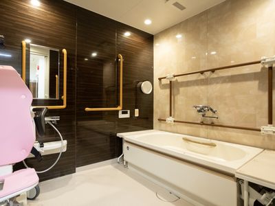 バリアフリー設計の浴室