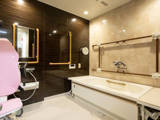 バリアフリー設計の浴室