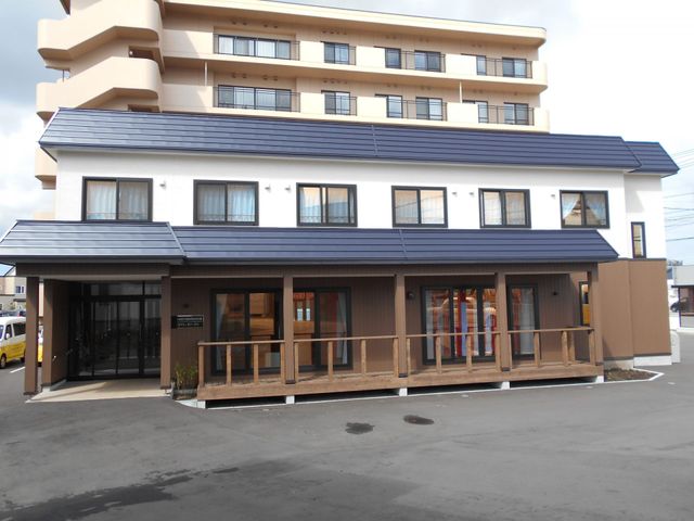 居心地の良い建物外観 外観 多層階の建物は、引退後のライフステージに適した快適な空間を提供しています。