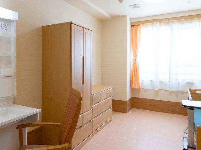 明るい居室の窓辺  