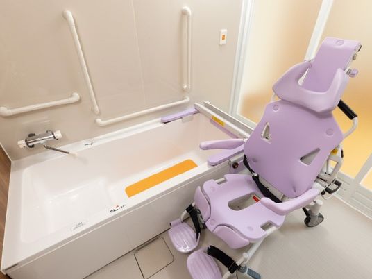入浴用リフトのある浴室  