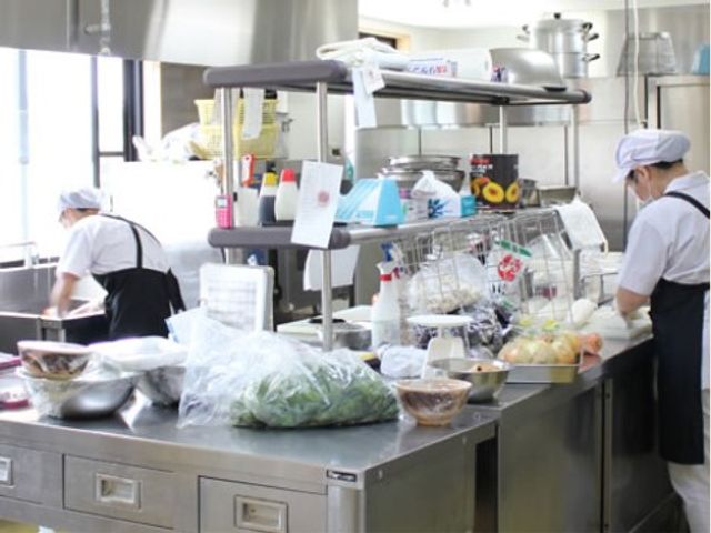 清潔な施設のキッチン キッチン スタッフが入念に調理を進める清潔で整ったキッチンです。栄養バランスを考えた食事の提供に努めています。